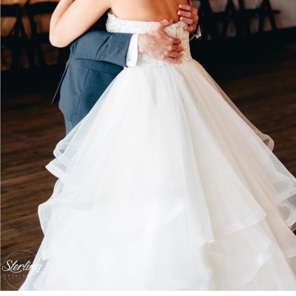 The Dress + Veil
Princess ball gown wedding dress with sweetheart bodice. - Picture 4 of 17